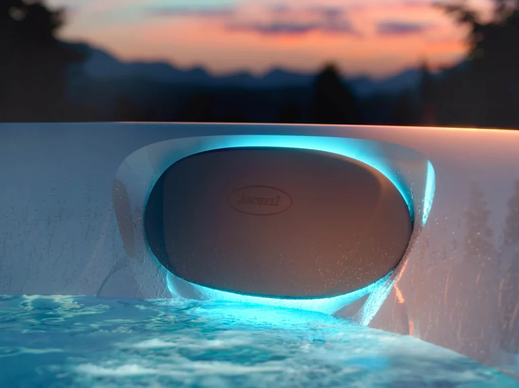 JHT J 275 View18 PillowCU SRGB Full 1920x1439 1