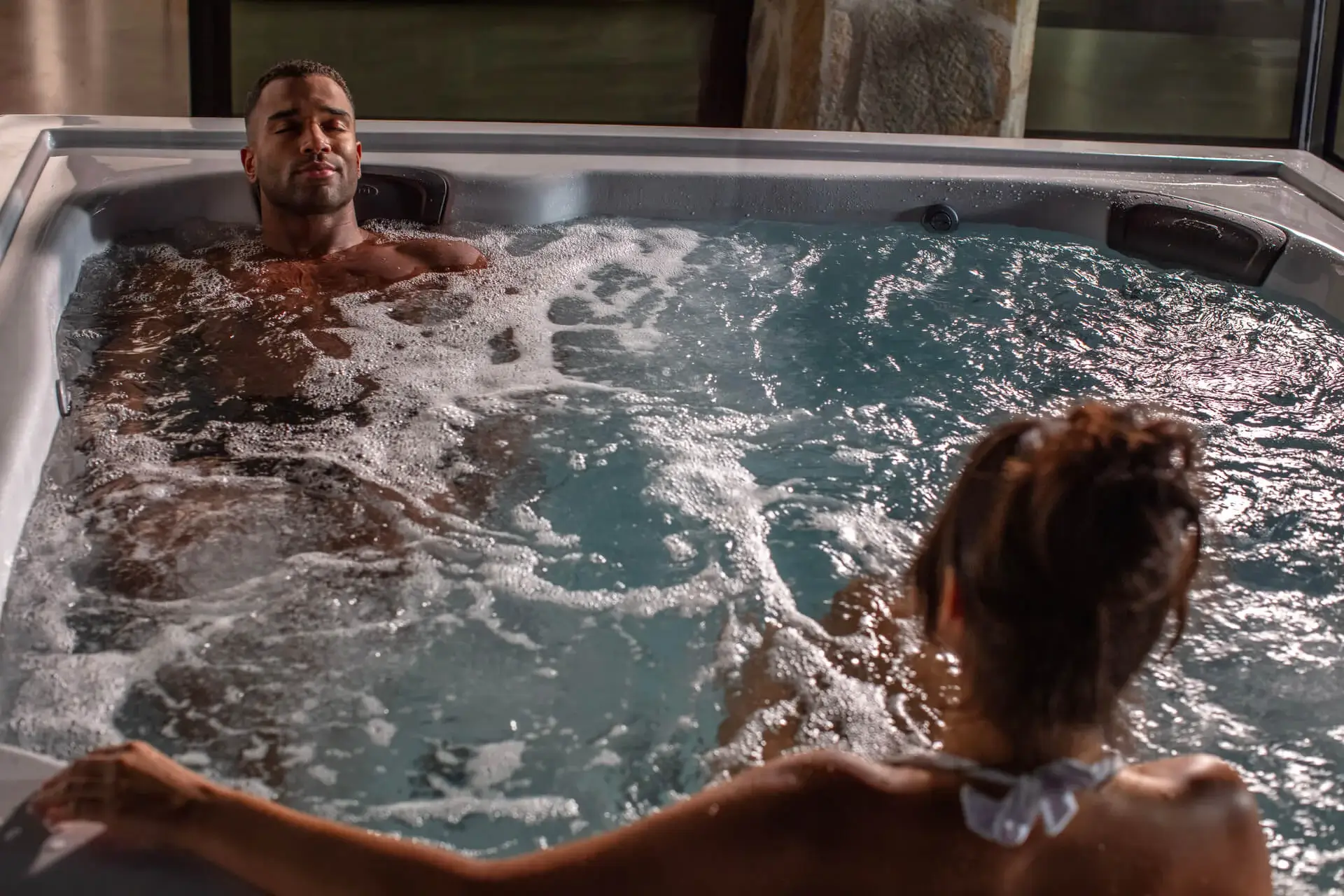 jht jlxl detail couple relax03 1920x1280 a17